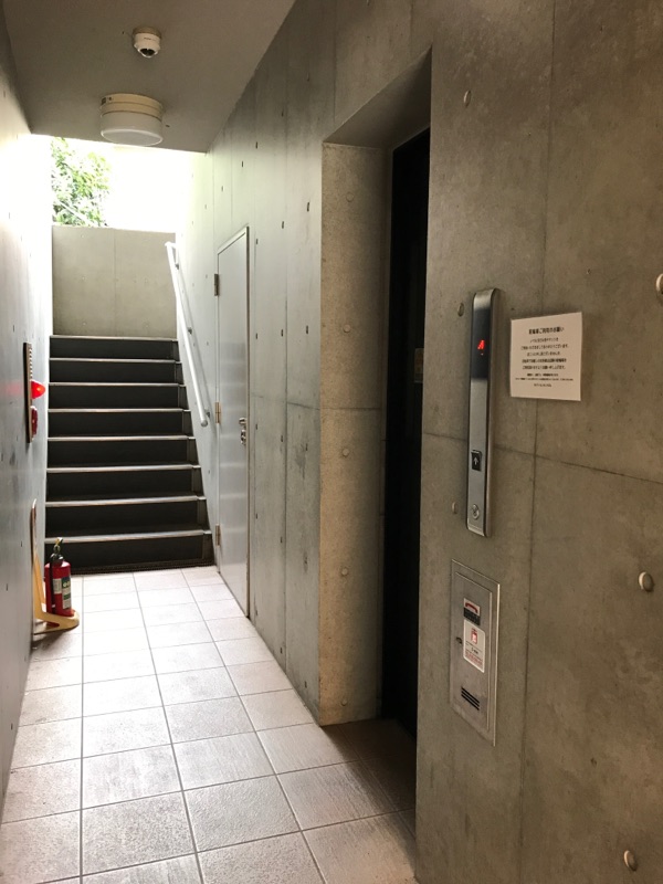 1F建物廊下・階段・エレベーター